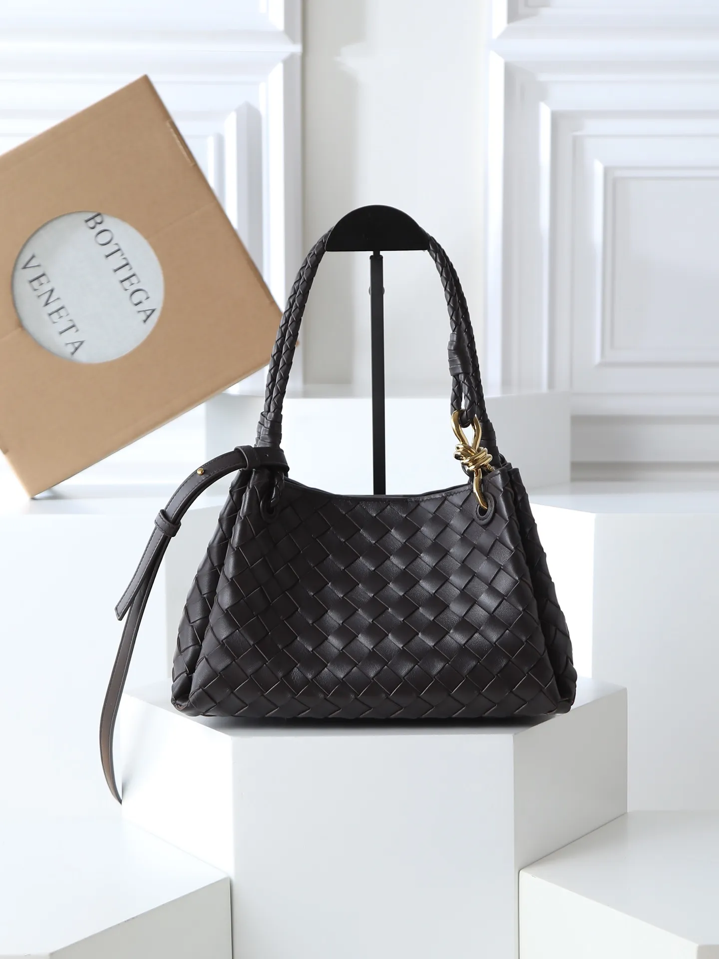 1300. BV's new intrecciato woven leather shoulder bag 🪂 835921 comes with a detachable diagonal shoulder strap and comes with a mini bag inside. The appearance retains the unique design of BV woven leather. The parachute bag is a bag that makes people fall in love before seeing the real thing. The small golden knot embellishment is full of simple and high-end sense to meet your needs in different occasions. Size: 29.5X18.5X17.5cm